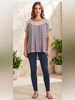 Le Lis Çrocheted top  Size Med